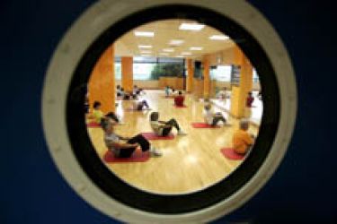 Hacer ejercicio en un gimnasio...